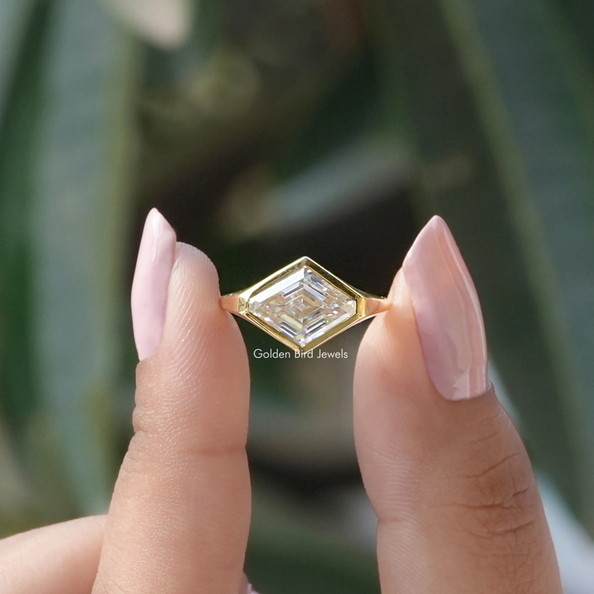 [Modified Lozenge Cut Solitaire Ring]-[Golden Bird Jewels]