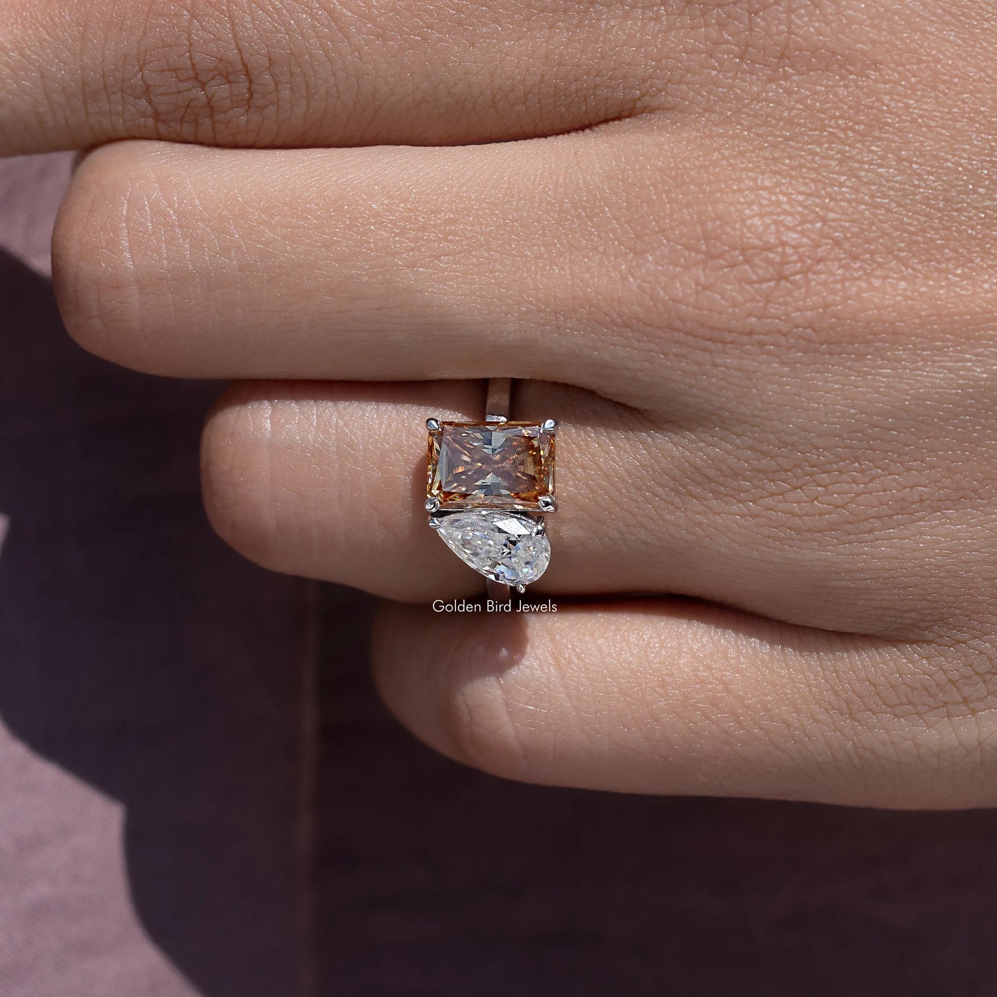 Birnenförmiger, strahlender, ausgefallener farbiger Moissanit-Ring „Toi Et Moi“.