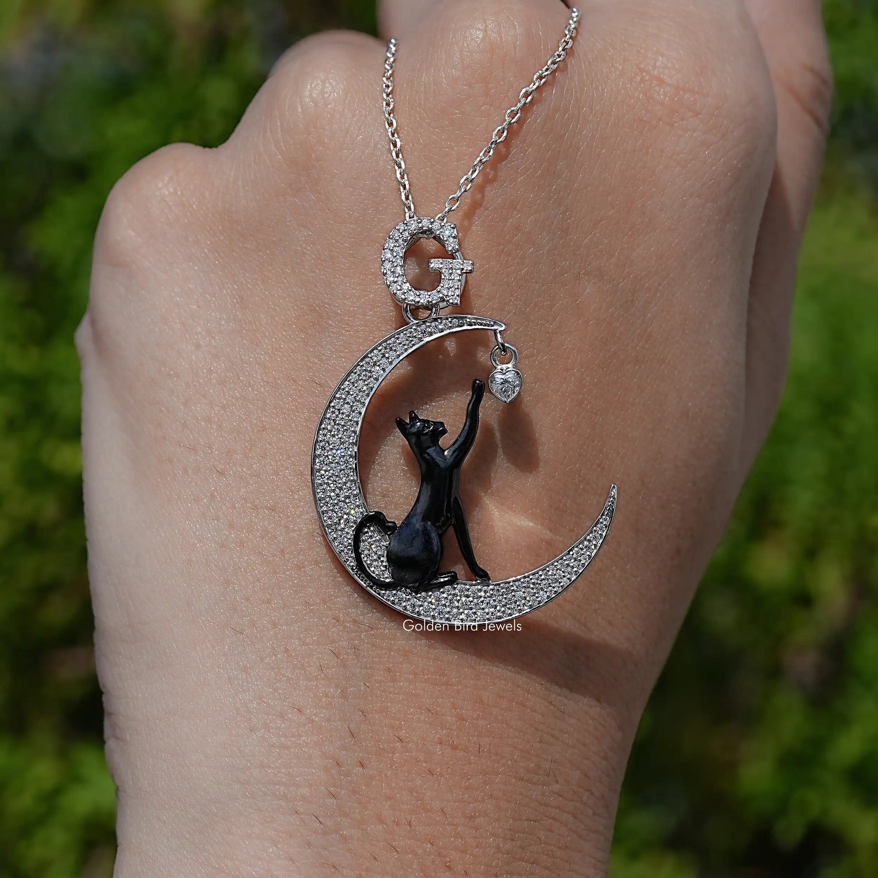 Geschenkanhänger mit Moissanit im Rundschliff, Katze und Mond