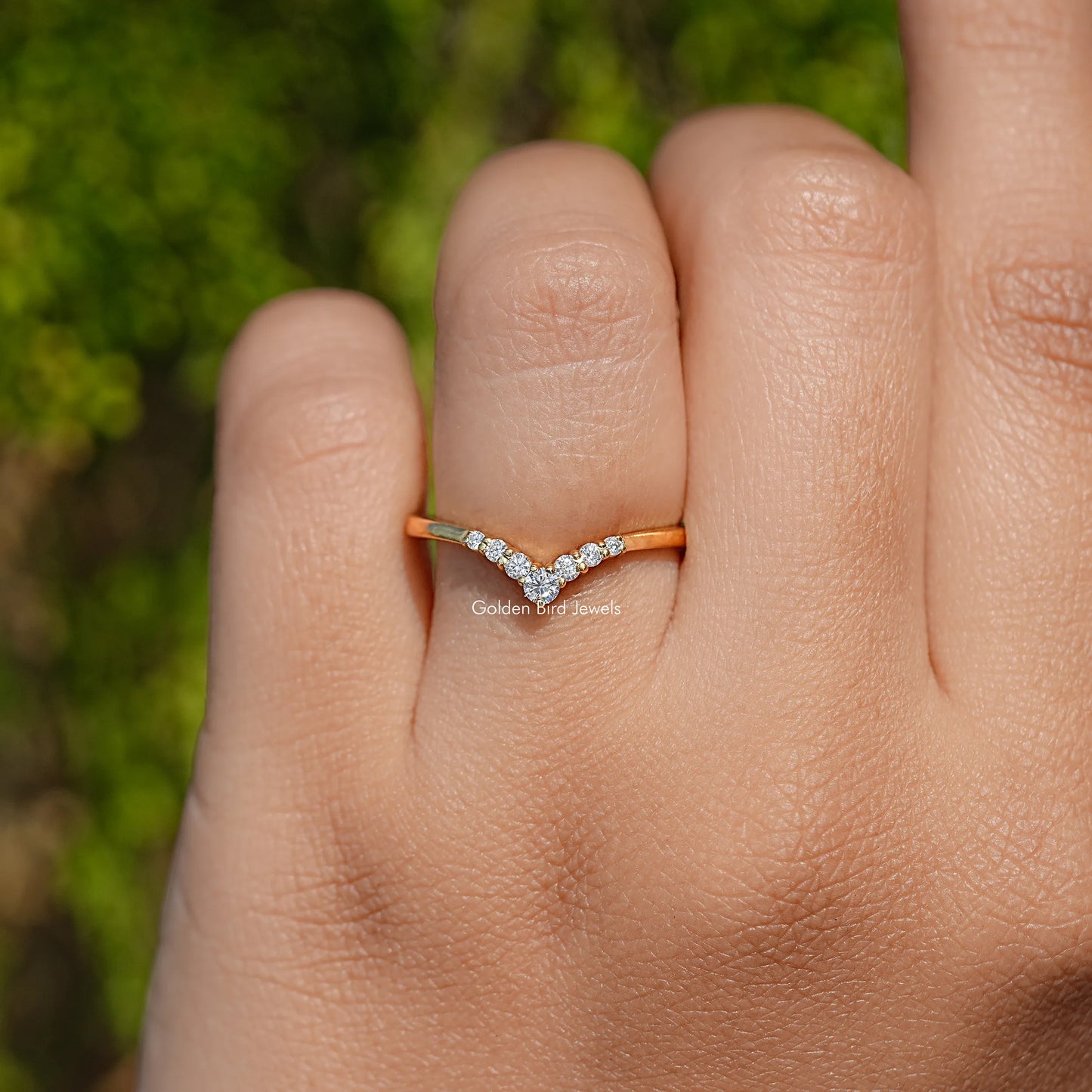 Moissanit-Ring in Gelbgold mit Chevron-V-Form