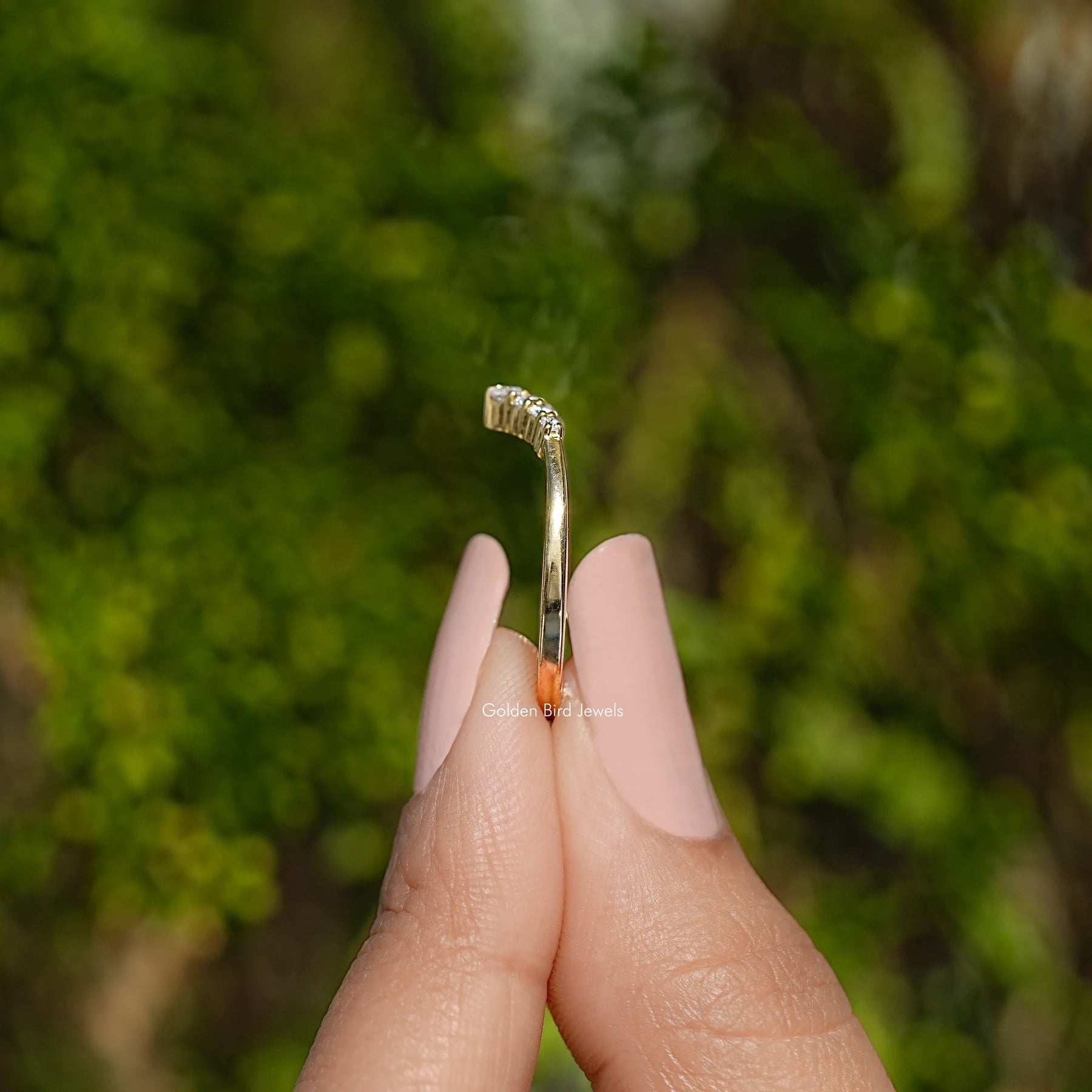 Moissanit-Ring in Gelbgold mit Chevron-V-Form