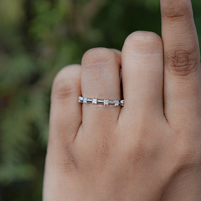 Farbloser Moissanit-Halb-Eternity-Ring im Prinzessschliff