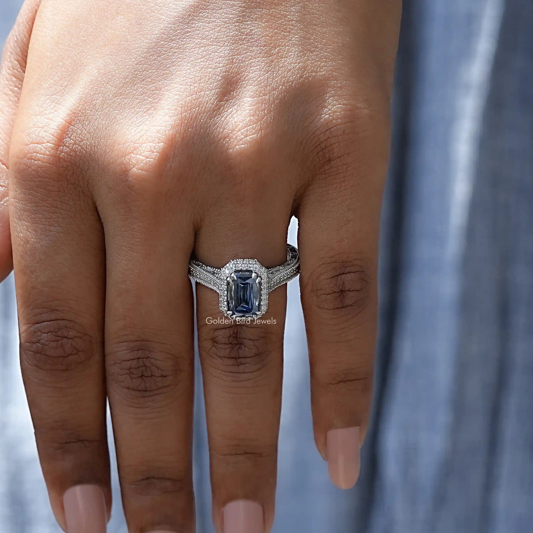 Doppelter Halo-Ring mit blauem Moissanit im Criss-Schliff