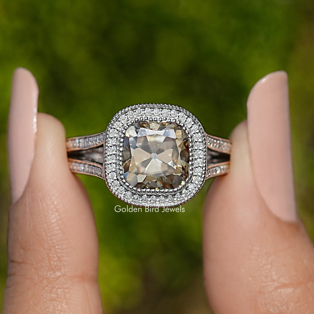 Alter Minenring mit Moissanit im Kissenschliff