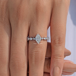 Verlobungsring mit Marquise-Schliff Moissanit.