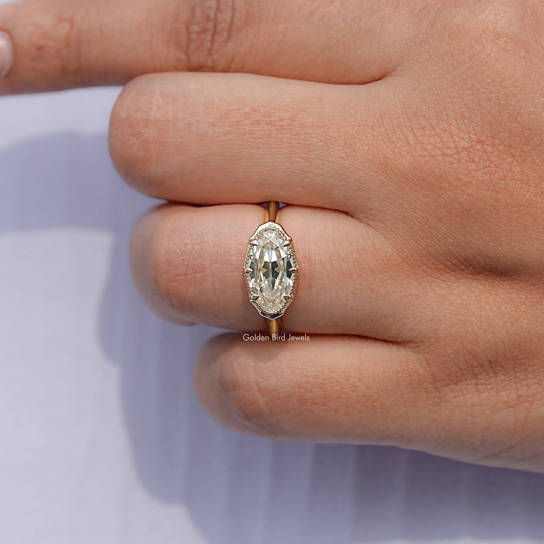 Ost-West Old Mine Moval Cut Moissanit Solitär Ring