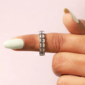 Halber Eternity-Ring im Smaragdschliff mit Moissanit als Hochzeitsset