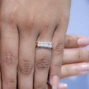 Moissanit-Ring mit fünf Steinen im Radiantschliff