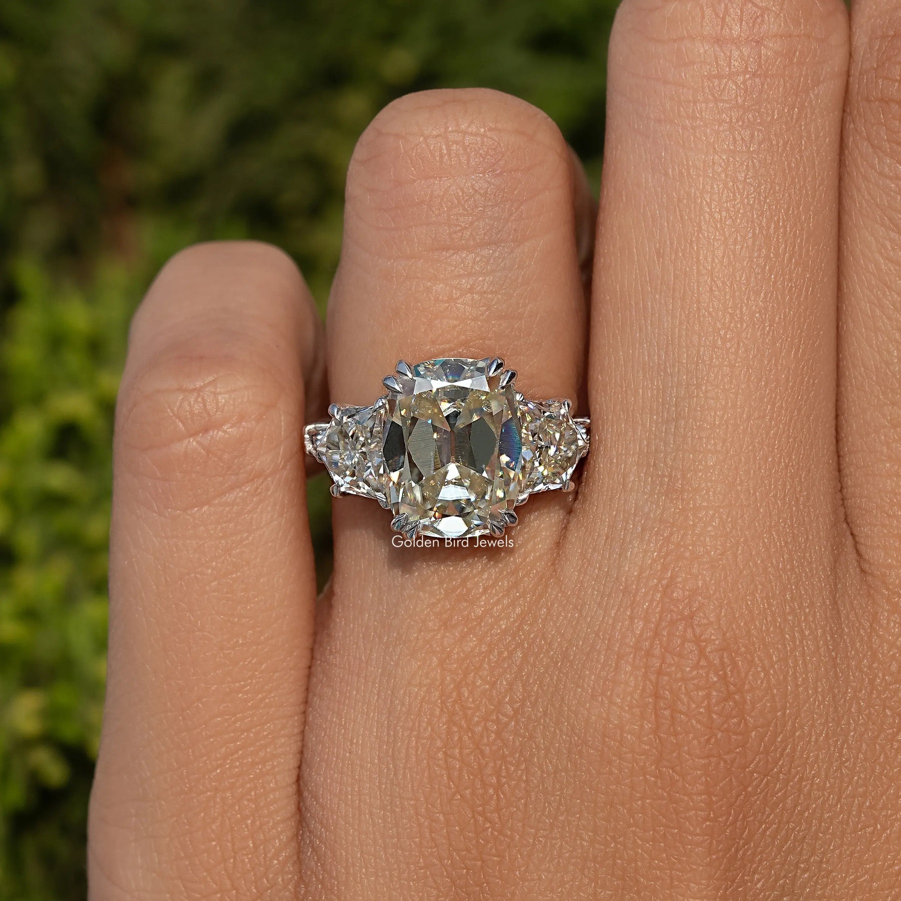 Old Mine Länglicher Kissen-Moissanit-Ring mit drei Steinen