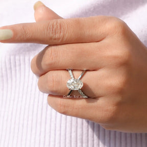 [Colorless Oval Cut Moissanite Split Shank Ring]-[Golden Bird Jewels]