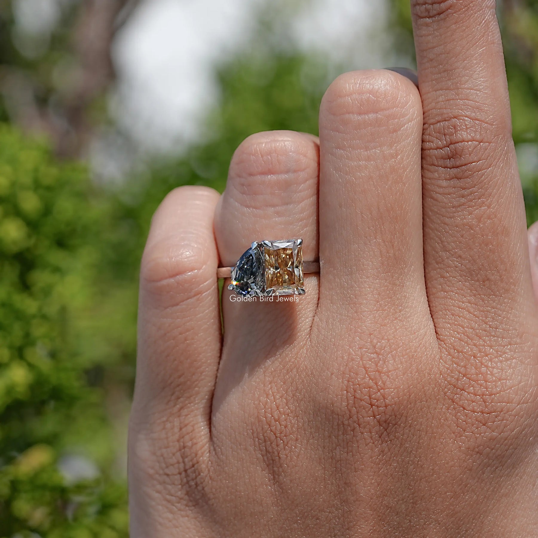 Toi Moi-Ring mit Moissanit in ausgefallenen Farben und strahlendem Birnenschliff