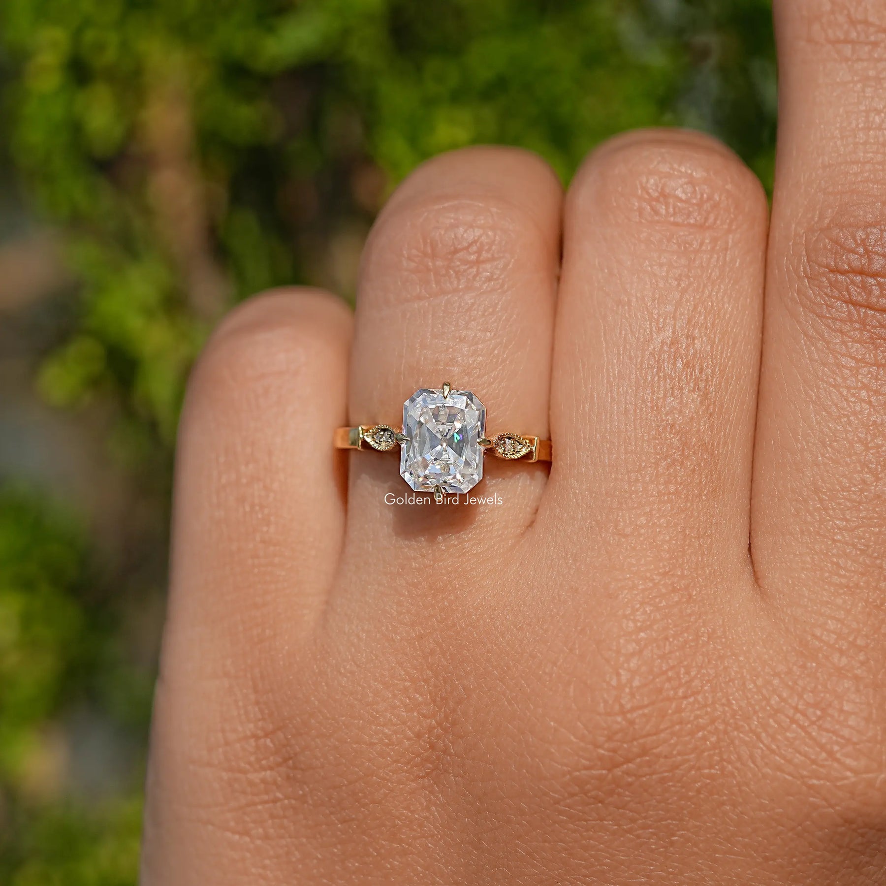 Moissanit-Verlobungsring im Radiantschliff im Old Mine-Stil