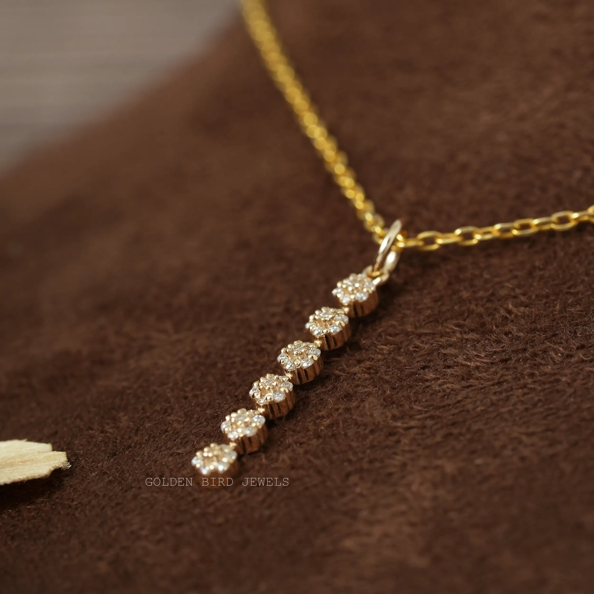 In front view of moissanite round cut pendant