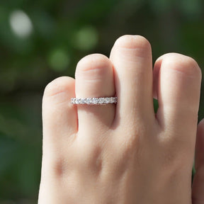 Halber Eternity-Ring mit Moissanit im Rundschliff