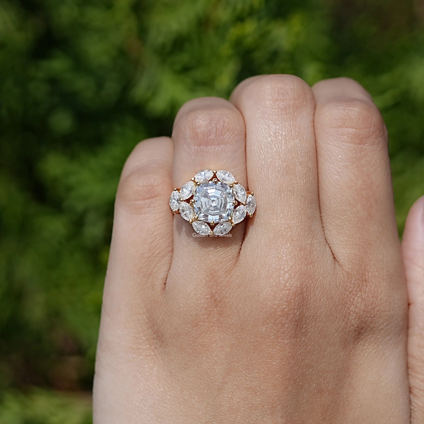 Art-Deco-Ring mit Moissanit im Stufenschliff und Kissenform