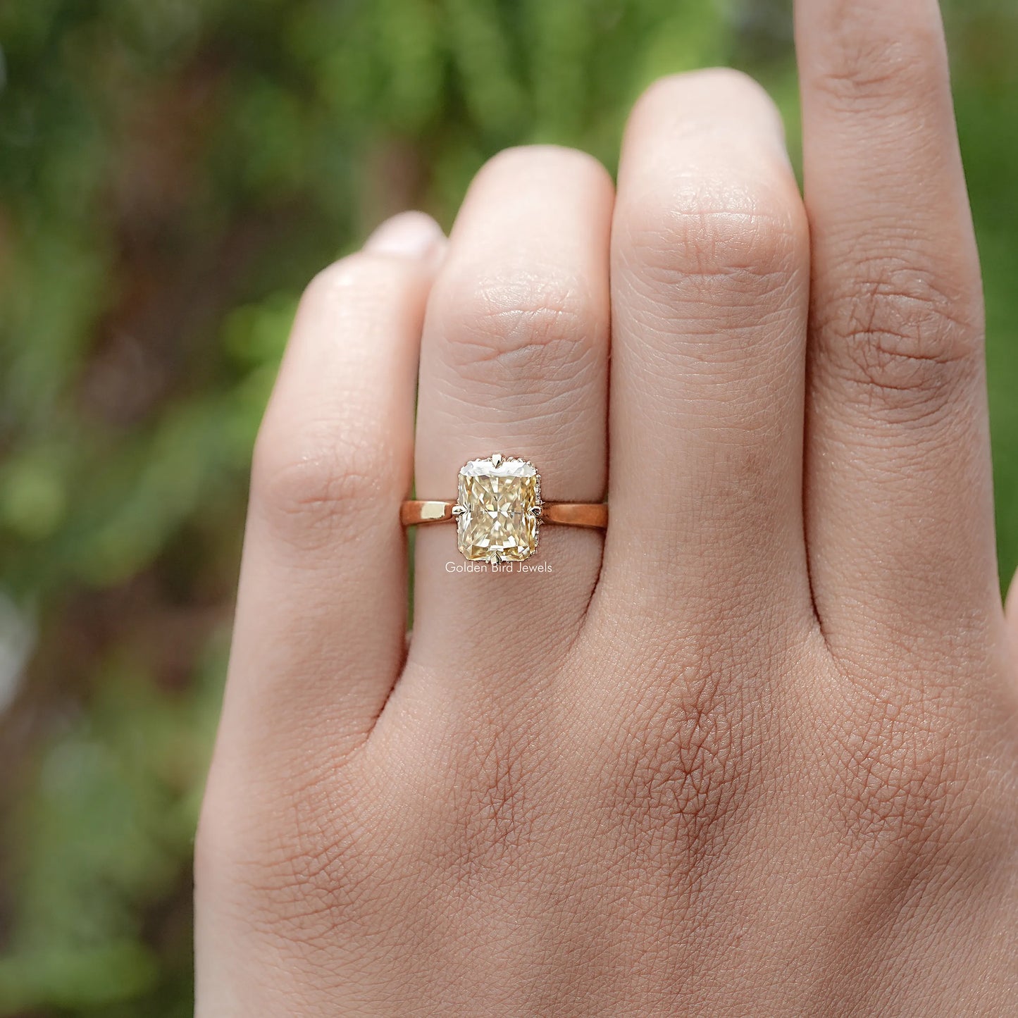 Gelber Radiant-Schliff-Moissanit-Verlobungsring mit verstecktem Halo