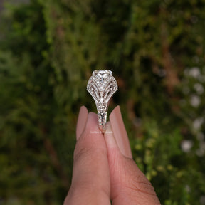 OEC Runder Art Deco Moissanit Ring für Sie