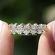 Eternity-Ring mit ovalem Schliff und im Labor gezüchteten Diamanten