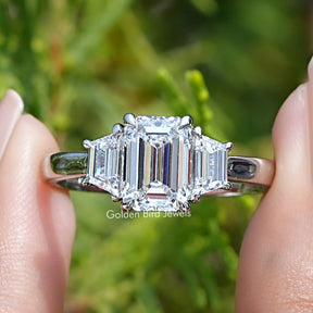 Diamantring mit drei Steinen im Smaragdschliff