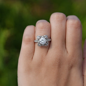 Europäischer Vintage-Ring mit Moissanit im Rundschliff