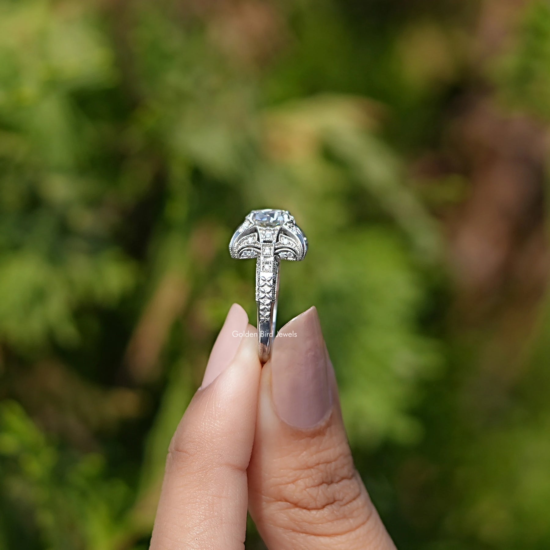 Europäischer Vintage-Ring mit Moissanit im Rundschliff