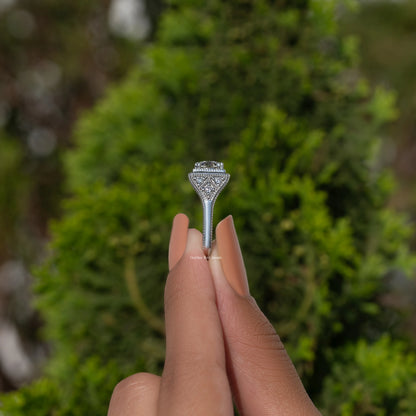 Alter europäischer Vintage-Ring mit Moissanit im Rundschliff