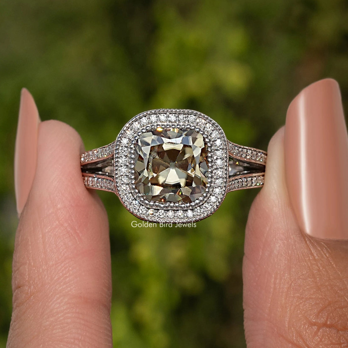 Alter Minenring mit Moissanit im Kissenschliff