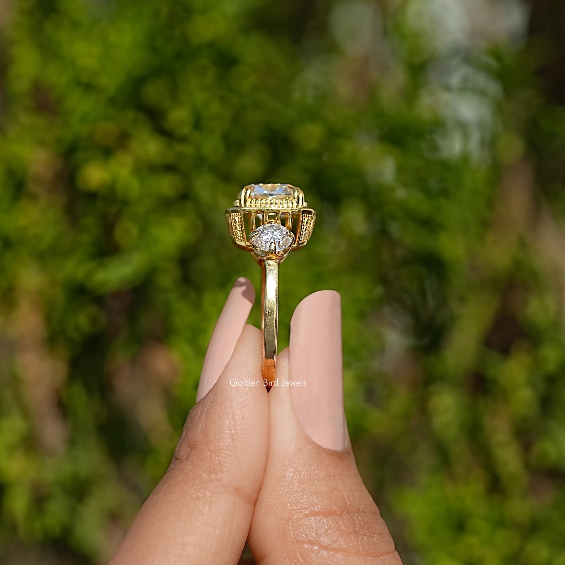 Old Mine Kissen Moissanit Drei-Stein-Ring