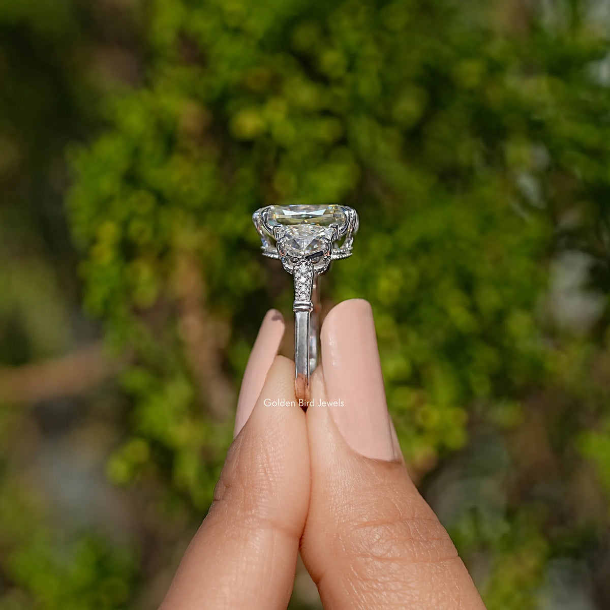 Old Mine Länglicher Kissen-Moissanit-Ring mit drei Steinen