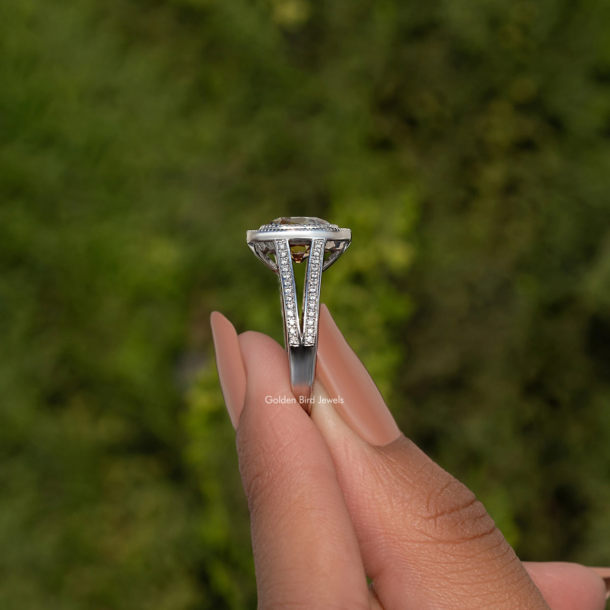 Alter Minenring mit Moissanit im Kissenschliff