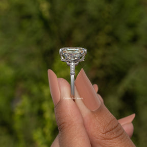 Old Mine Länglicher Kissen-Moissanit-Ring mit drei Steinen