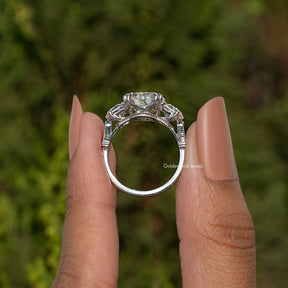 Old Mine Länglicher Kissen-Moissanit-Ring mit drei Steinen