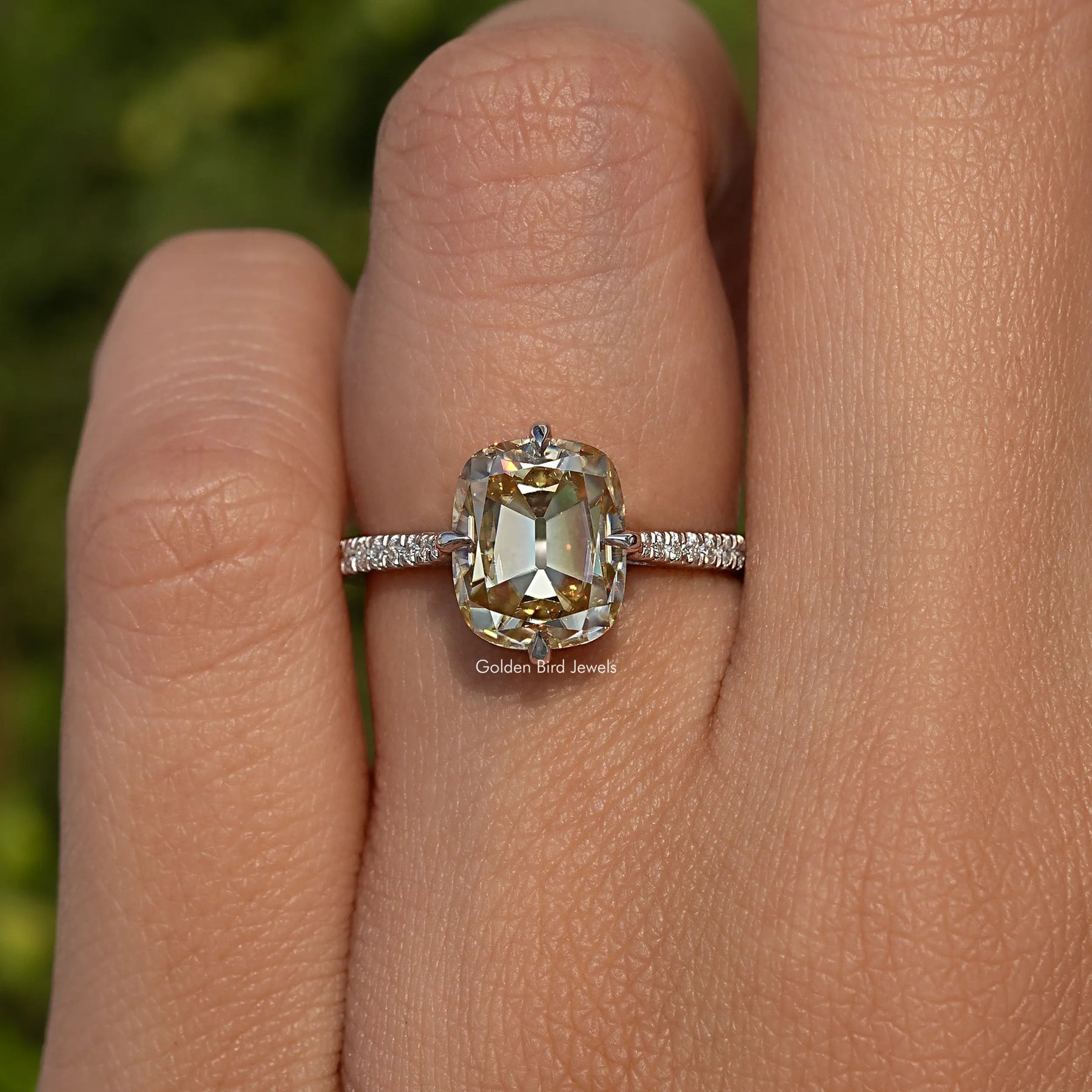 Old Mine – Ring mit Moissanit-Akzentstein im Kissenschliff
