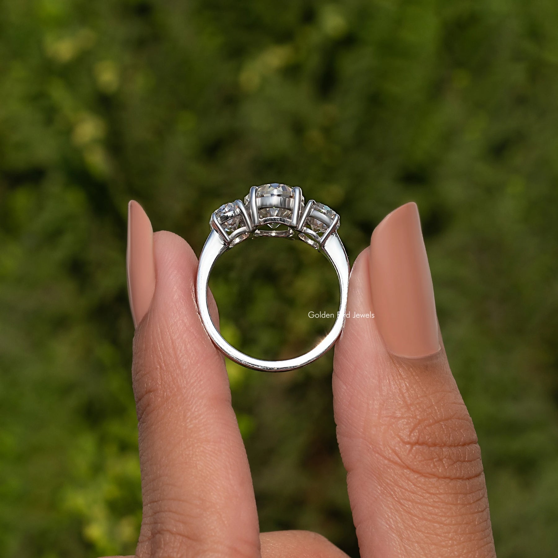 3 Karat Old Mine Ovalschliff Drei-Stein-Verlobungsring