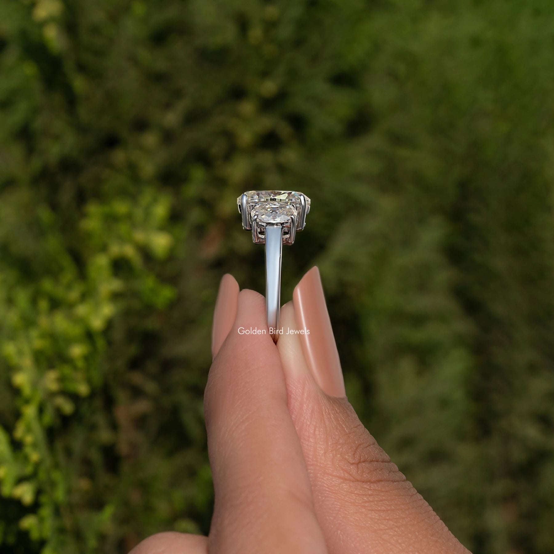 3 Karat Old Mine Ovalschliff Drei-Stein-Verlobungsring