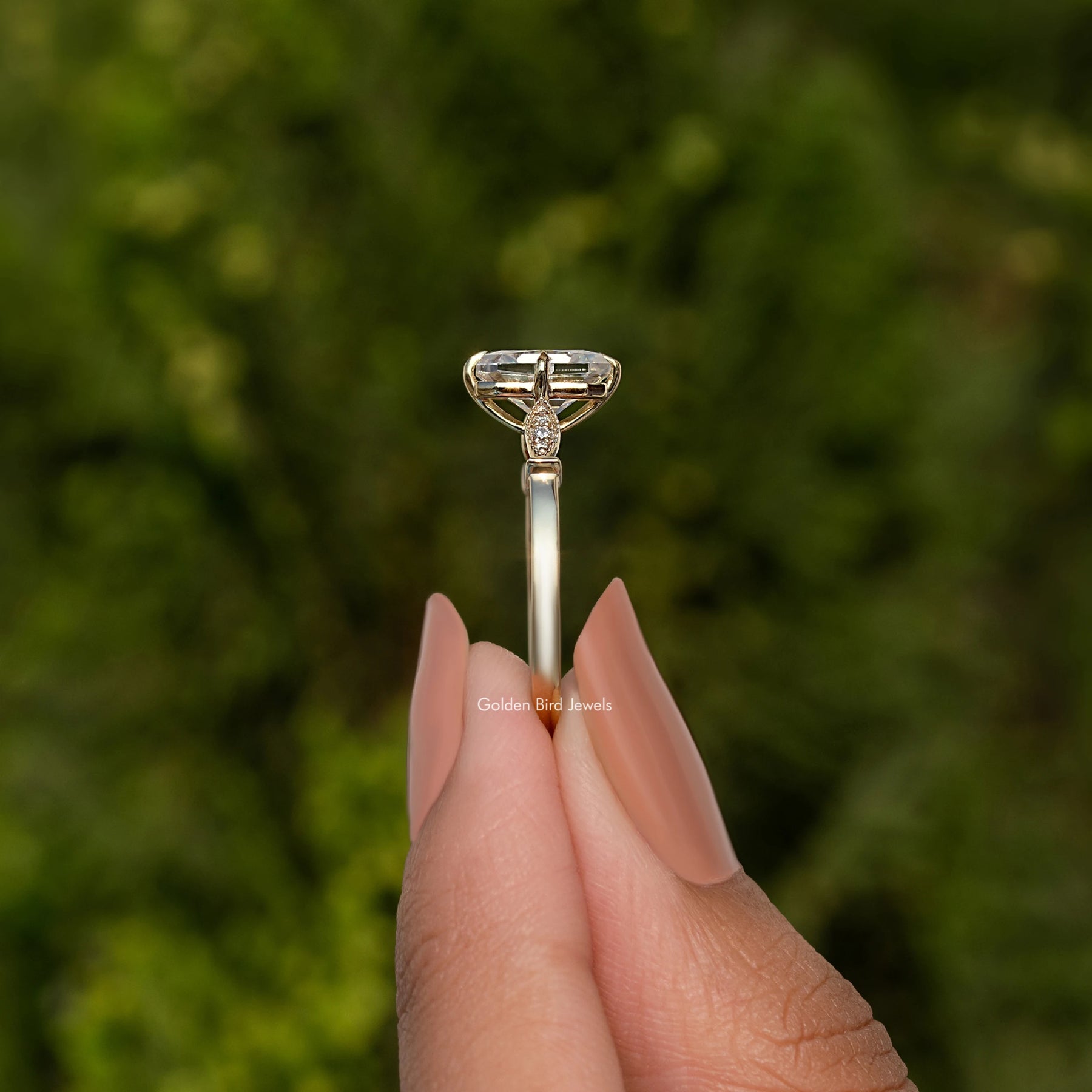 Moissanit-Verlobungsring im Radiantschliff im Old Mine-Stil