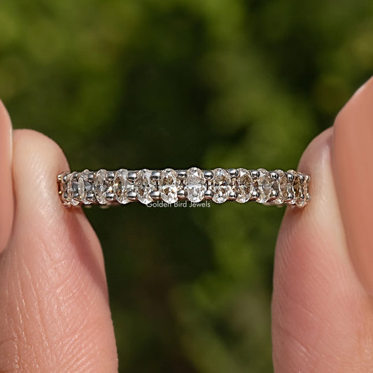 Dreiviertel-Eternity-Ring mit Moissanit im Ovalschliff
