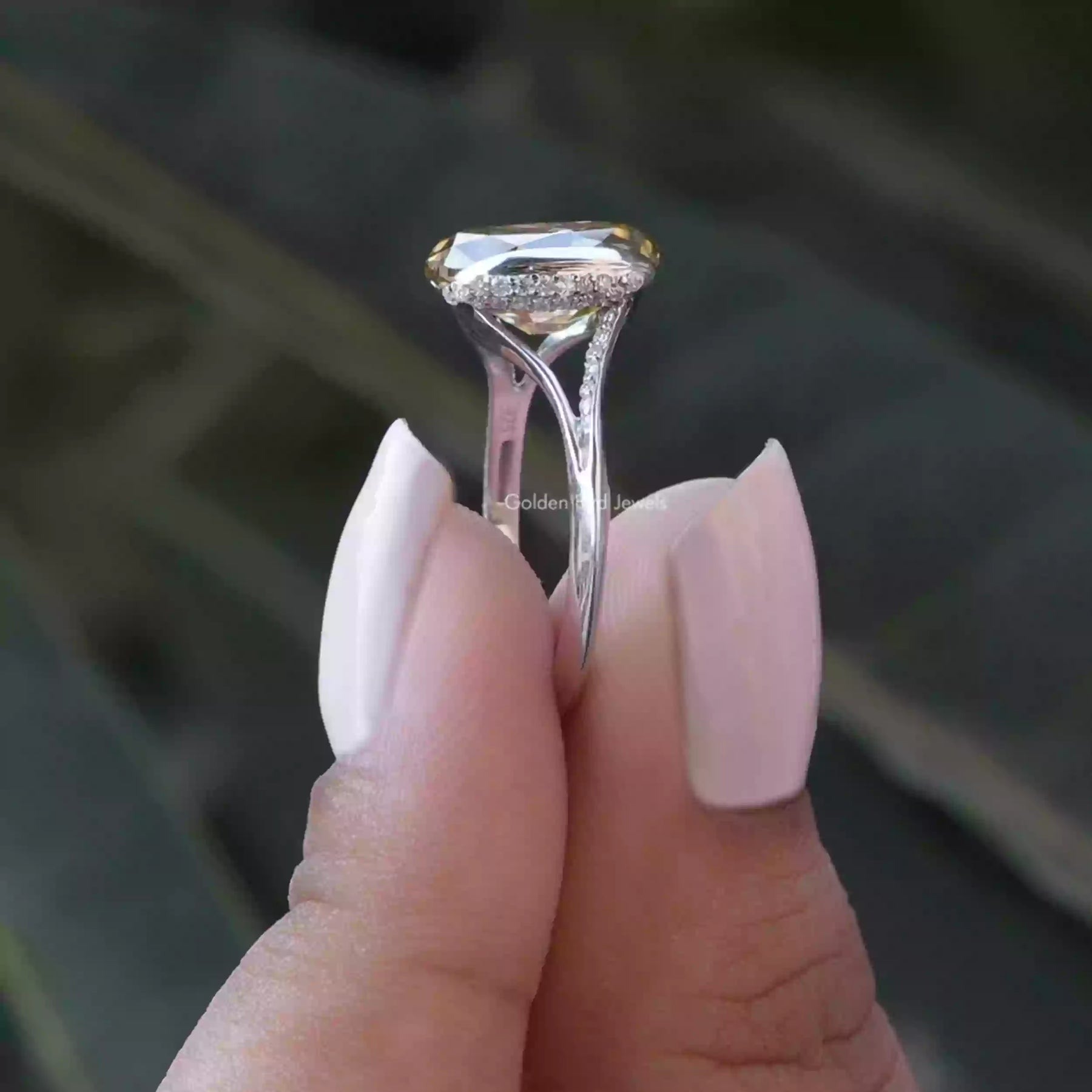 [Shank Setting Oval Cut Bezel Setting Engagement Ring]-[Golden Bird Jewels]