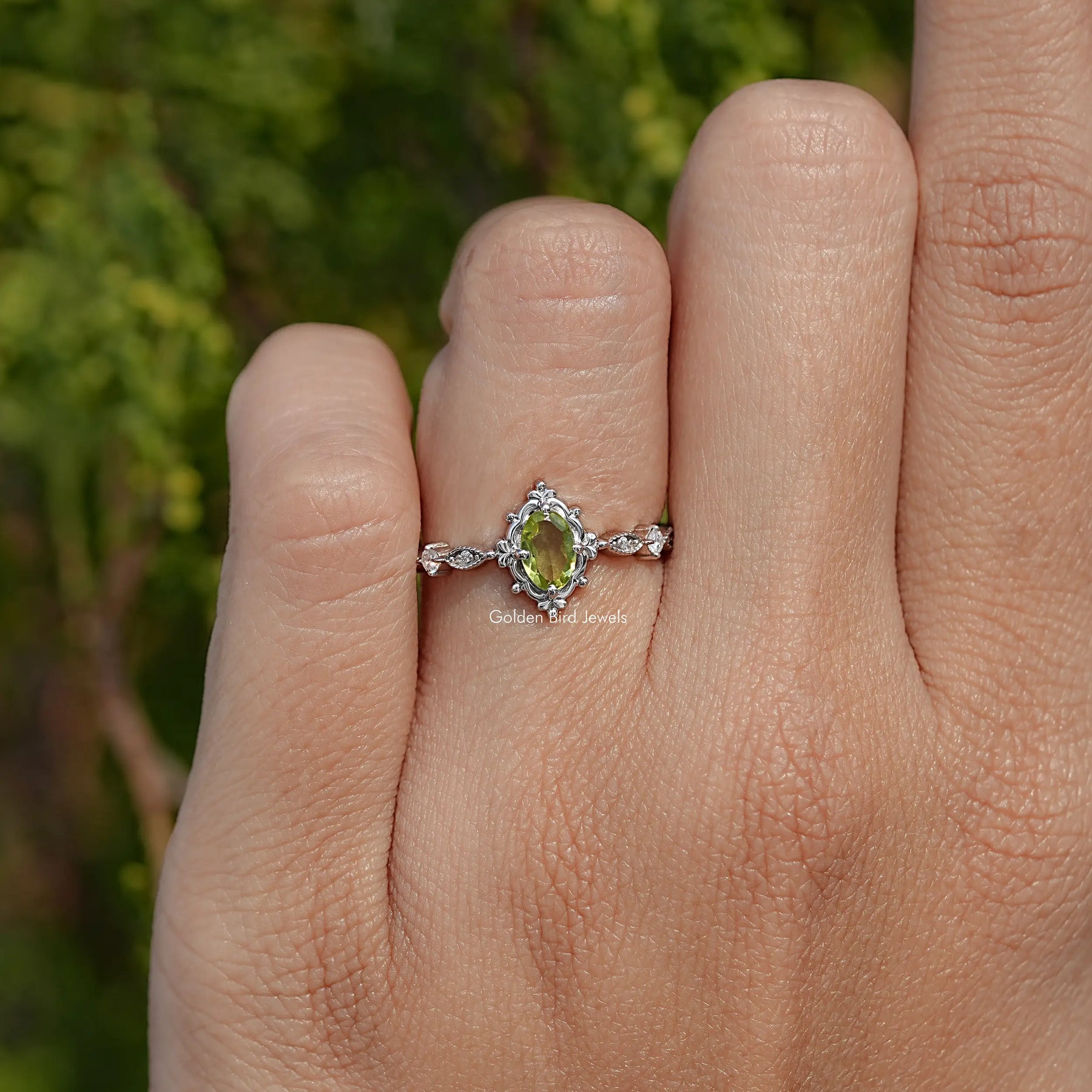 Peridot-Grüner Ovalschliff-Gemstein-Akzent-Ring