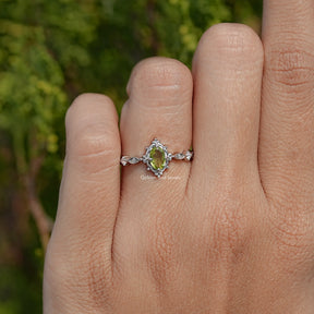 Peridot-Grüner Ovalschliff-Gemstein-Akzent-Ring