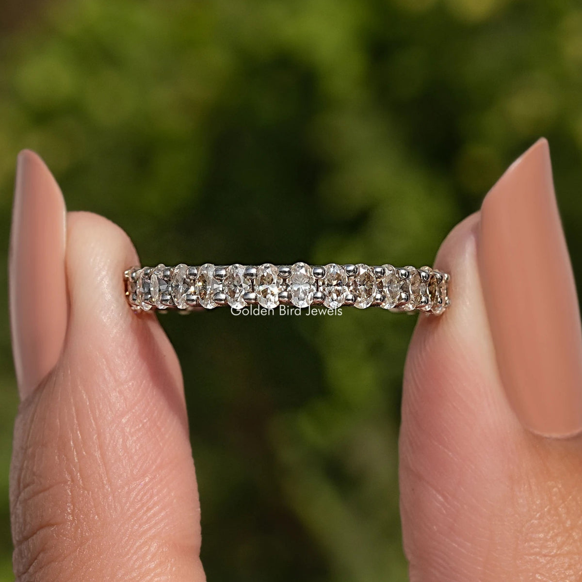 Dreiviertel-Eternity-Ring mit Moissanit im Ovalschliff