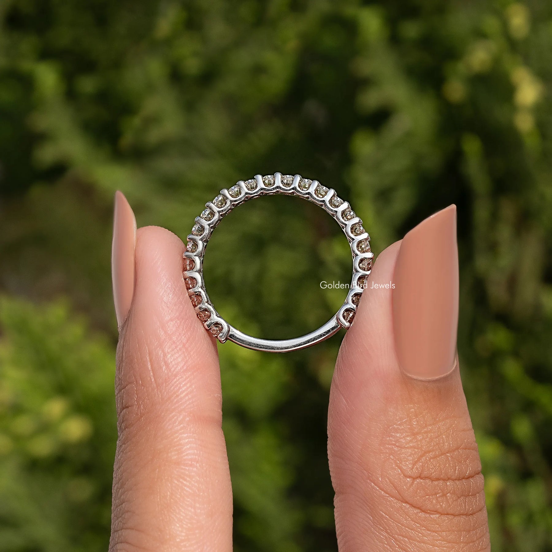 Dreiviertel-Eternity-Ring mit Moissanit im Ovalschliff