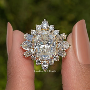 Verlobungsring mit Moissanit-Halo im Ovalschliff