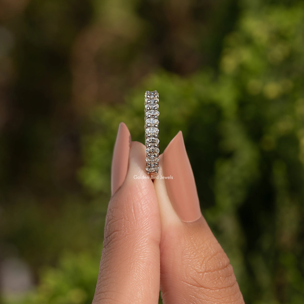 Dreiviertel-Eternity-Ring mit Moissanit im Ovalschliff