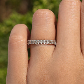 Dreiviertel-Eternity-Ring mit Moissanit im Ovalschliff