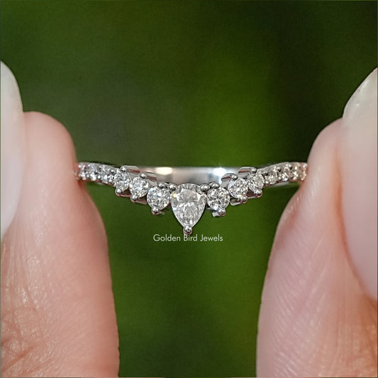 Birnenförmiger Moissanit Chevron Eternity Ring