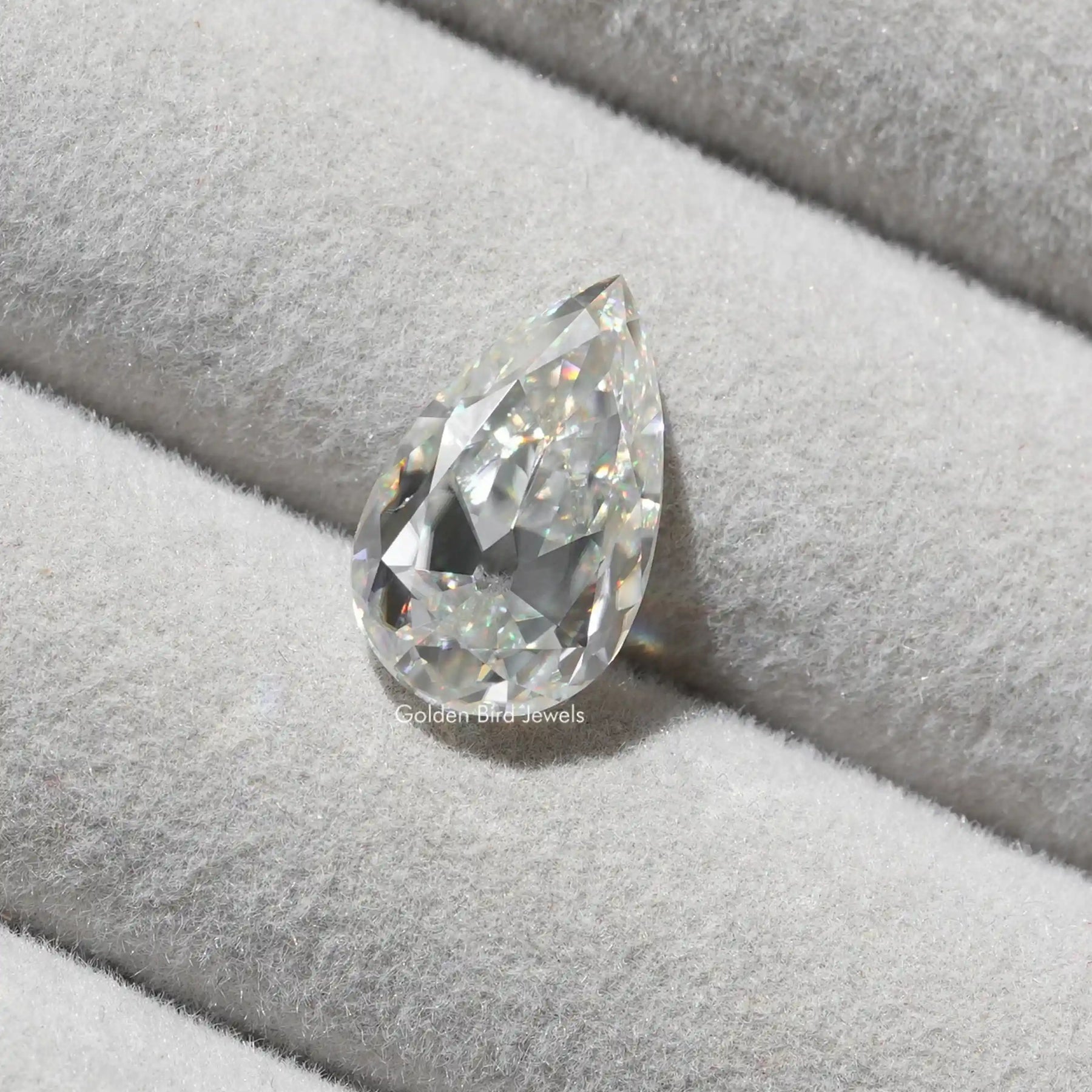 [Near Colorless Pear Shaped Loose Stone]-[Golden Bird Jewels]