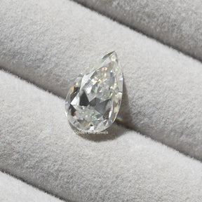 [Near Colorless Pear Shaped Loose Stone]-[Golden Bird Jewels]