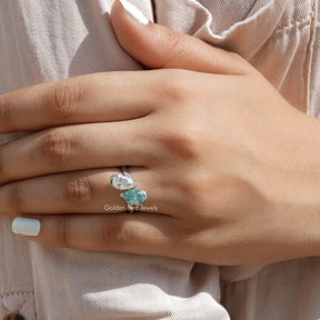 A dazzling Toi et Moi engagement ring with pear shaped moissanite 