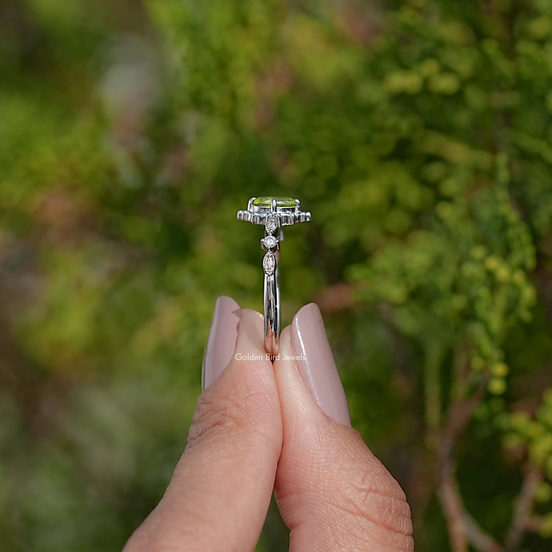 Peridot-Grüner Ovalschliff-Gemstein-Akzent-Ring